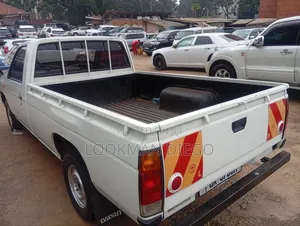 Nissan Pick-Up 1999 White