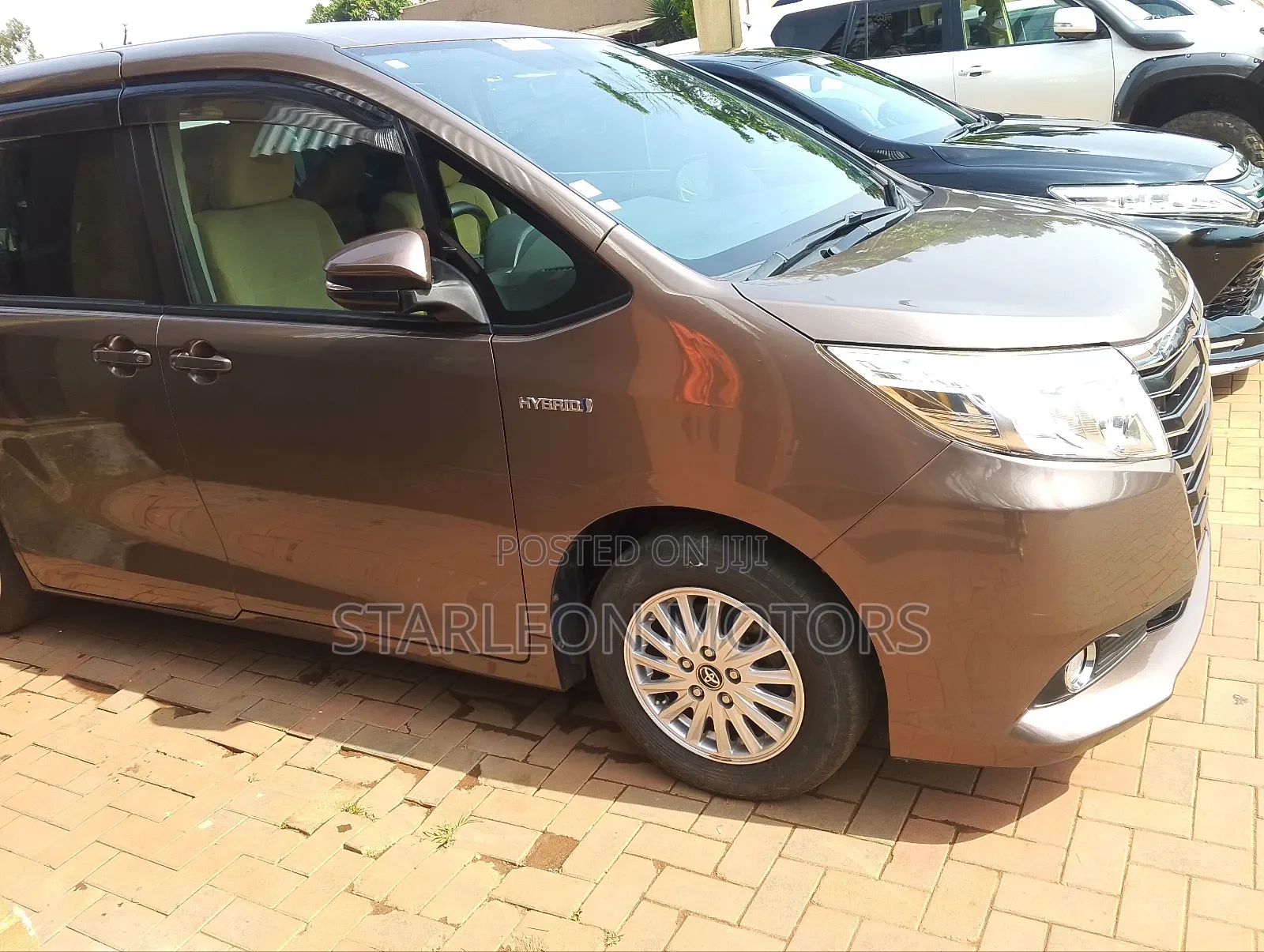 Toyota Noah 1.8 FWD Hybrid (7 seater) 2014 Silver