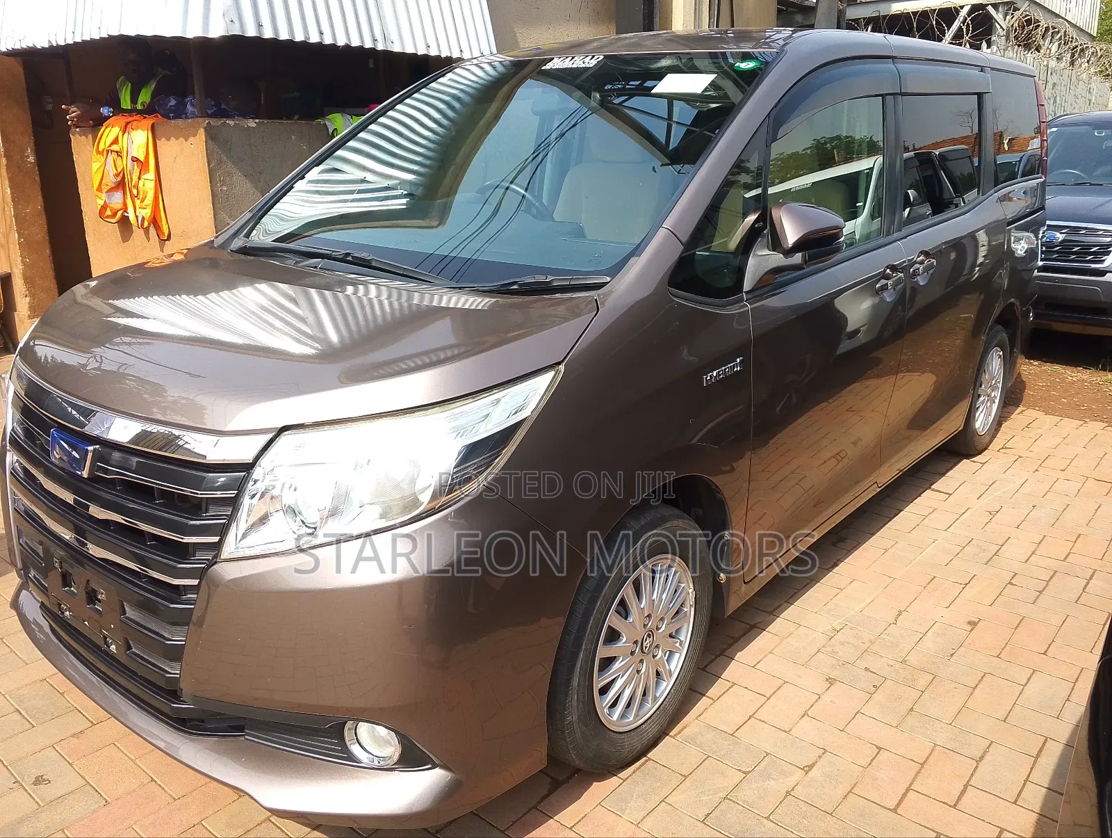 Toyota Noah 1.8 FWD Hybrid (7 seater) 2014 Silver