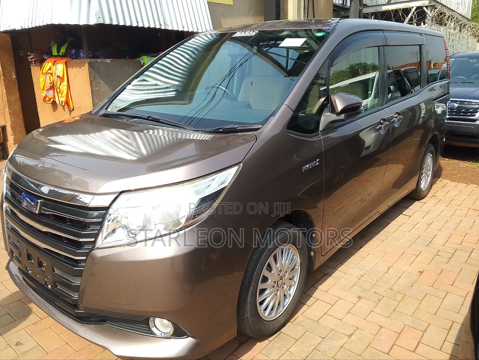 Toyota Noah 1.8 FWD Hybrid (7 seater) 2014 Silver