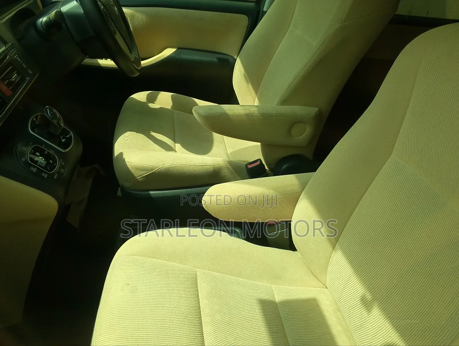 Toyota Noah 1.8 FWD Hybrid (7 seater) 2014 Silver