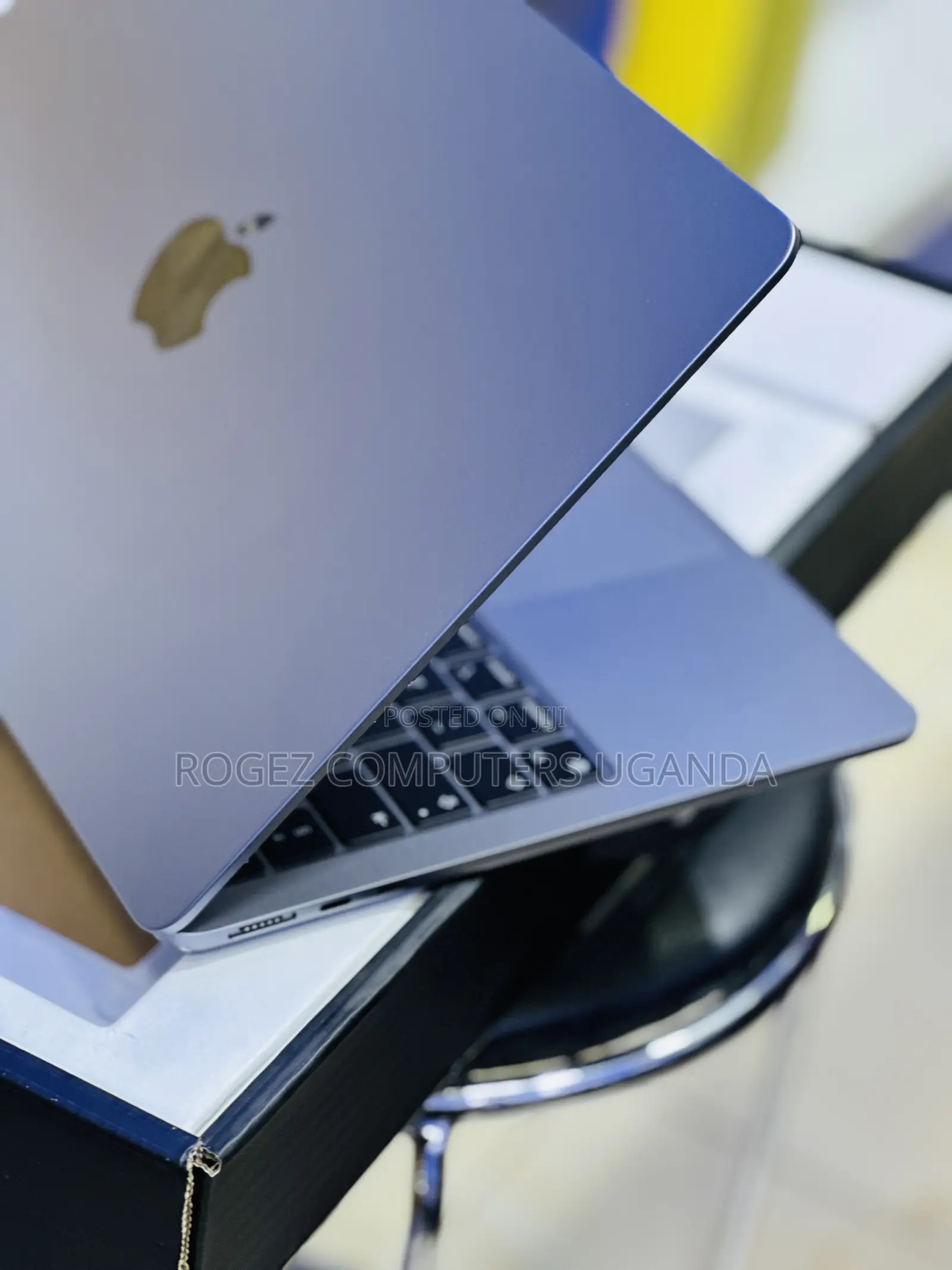 New Laptop Apple MacBook Air 2022 M2 8GB Apple M2 SSD 256GB