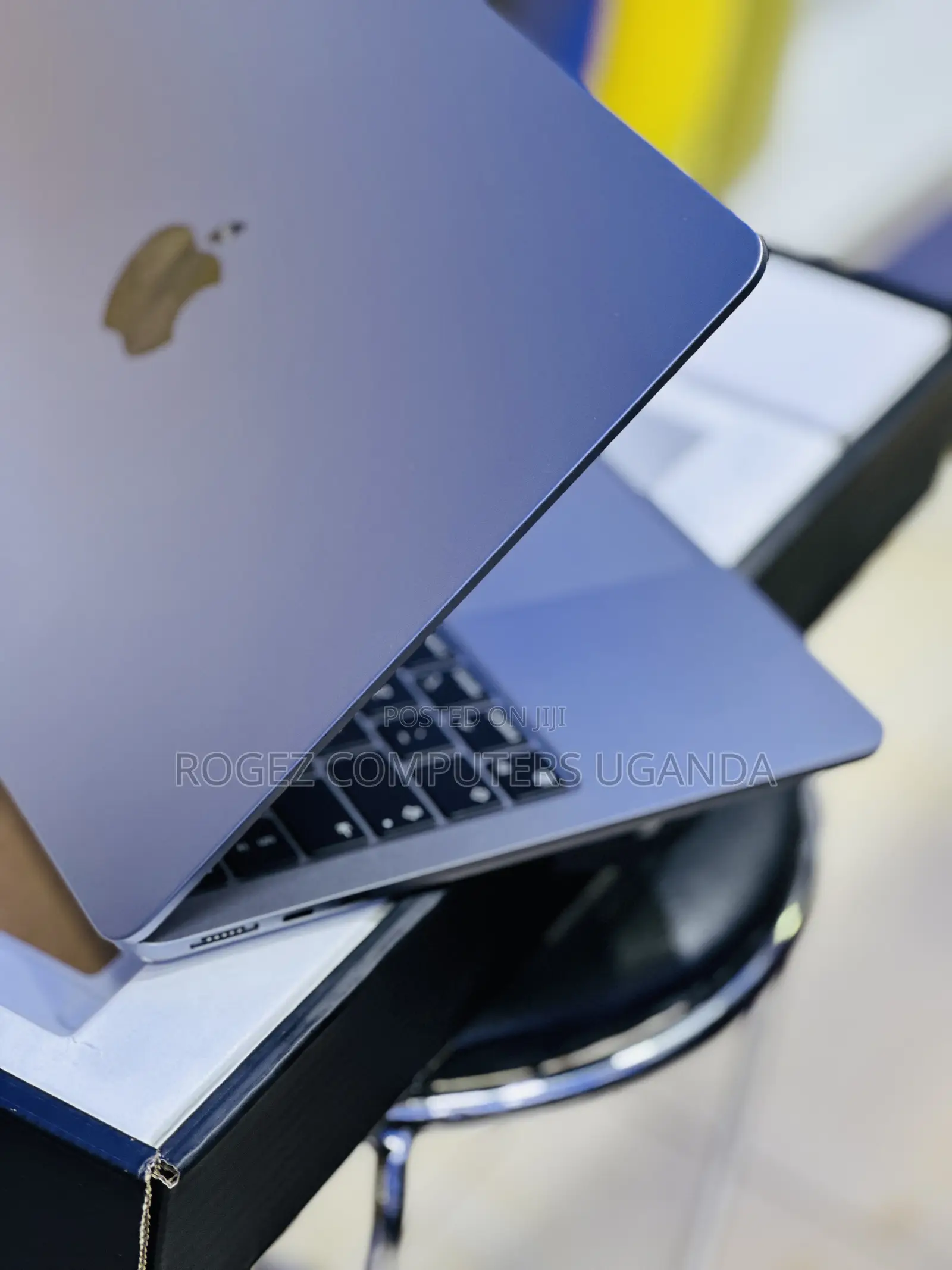 New Laptop Apple MacBook Air 2022 M2 8GB Apple M2 SSD 256GB