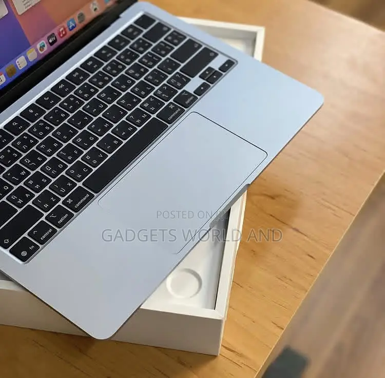 New Laptop Apple MacBook Air 2025 M4 13-Inch 16GB Apple M4 SSD 256GB
