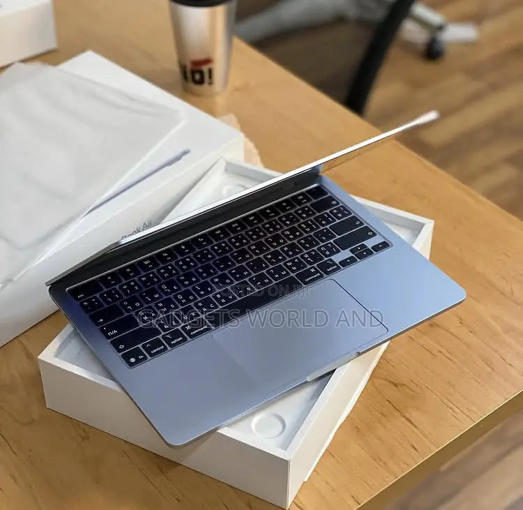 New Laptop Apple MacBook Air 2025 M4 13-Inch 16GB Apple M4 SSD 256GB