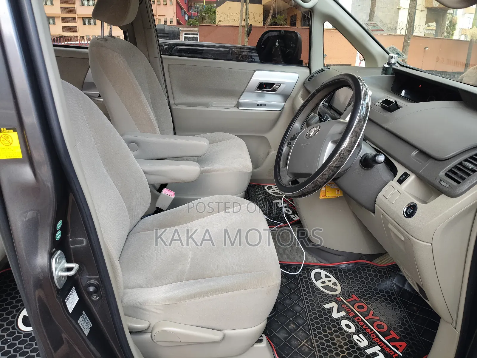 Toyota Noah 2012 Silver