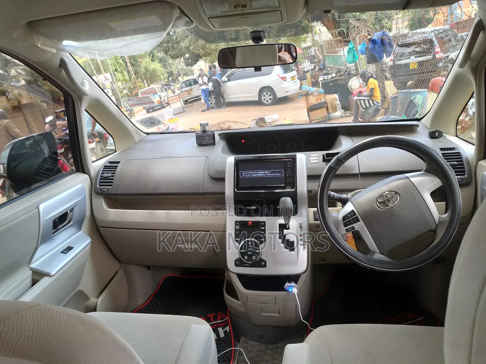 Toyota Noah 2012 Silver