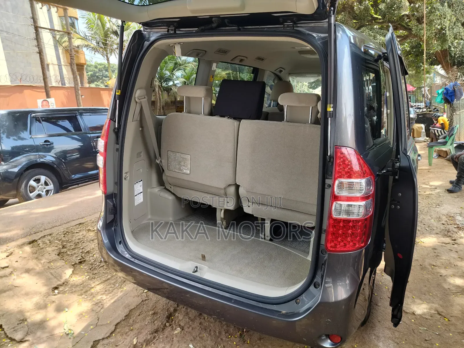 Toyota Noah 2012 Silver