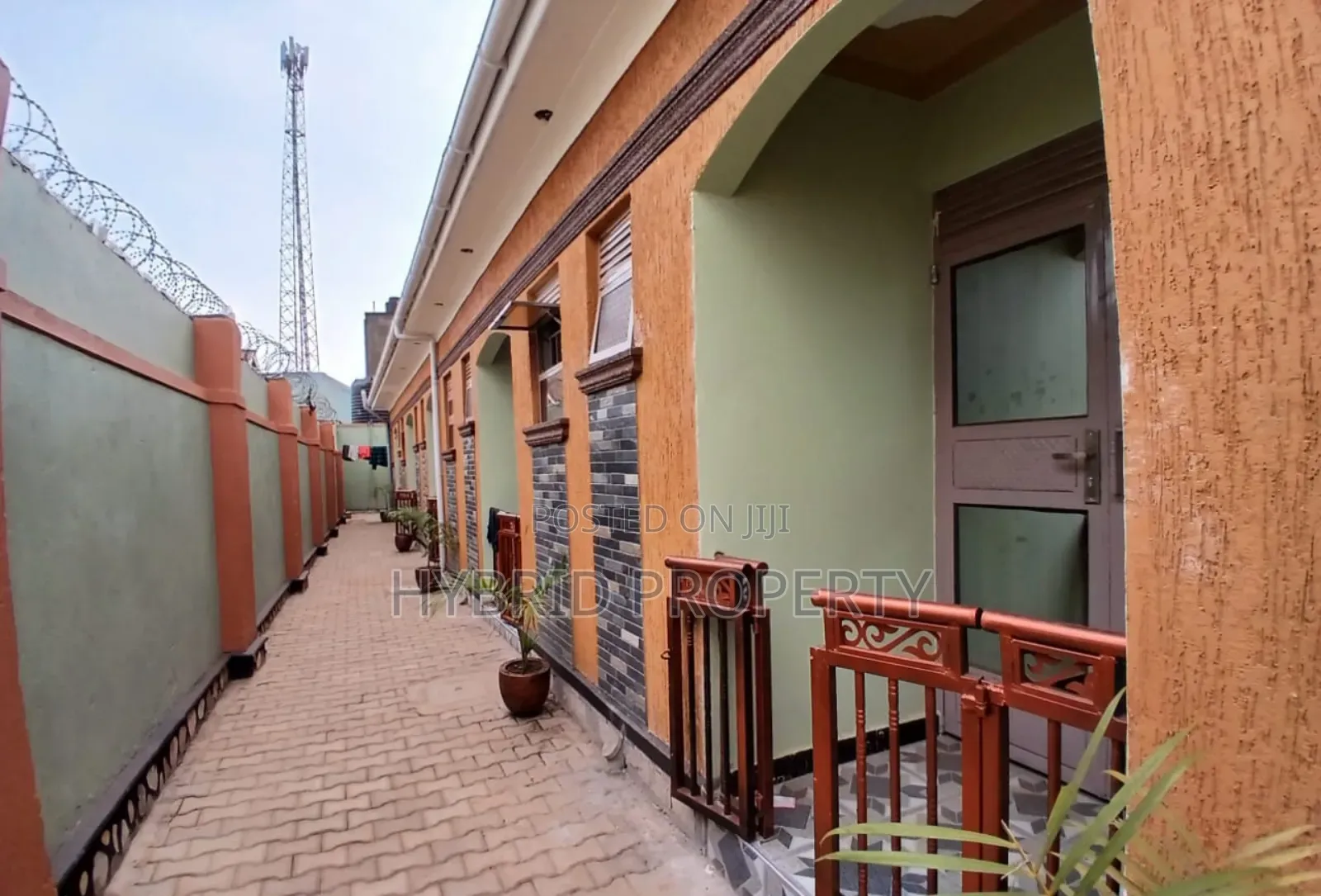 5bdrm Apartment in Nansana Along Hoima for sale