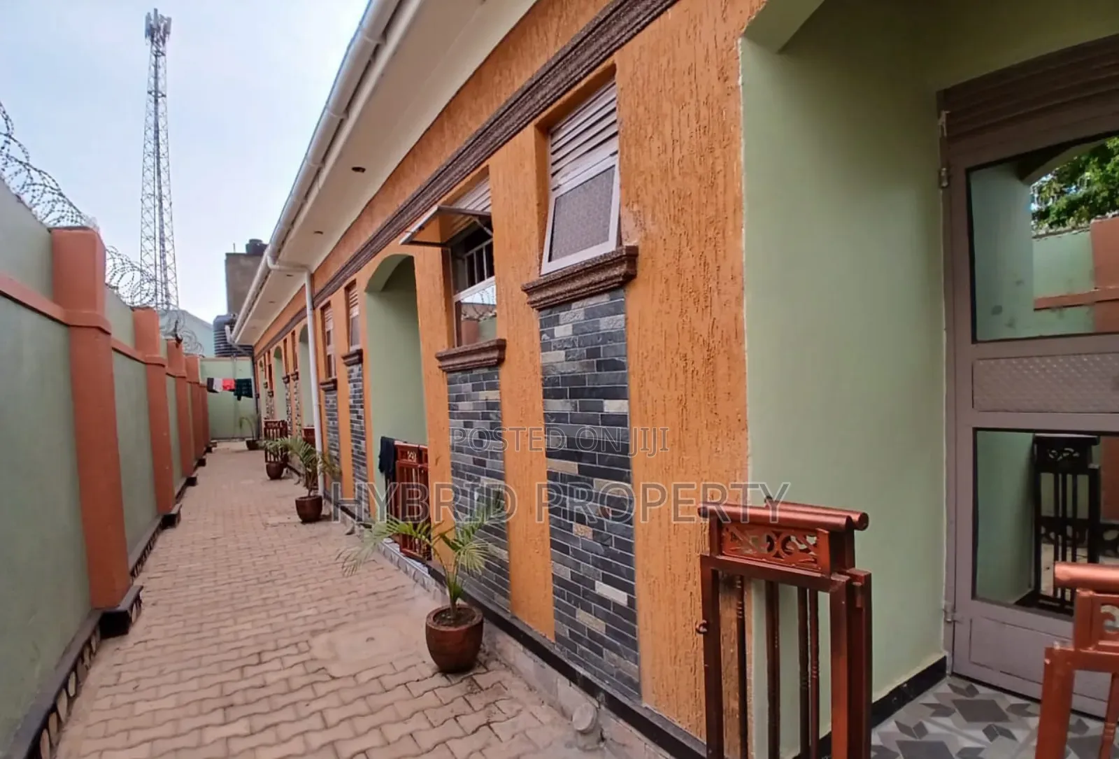 5bdrm Apartment in Nansana Along Hoima for sale