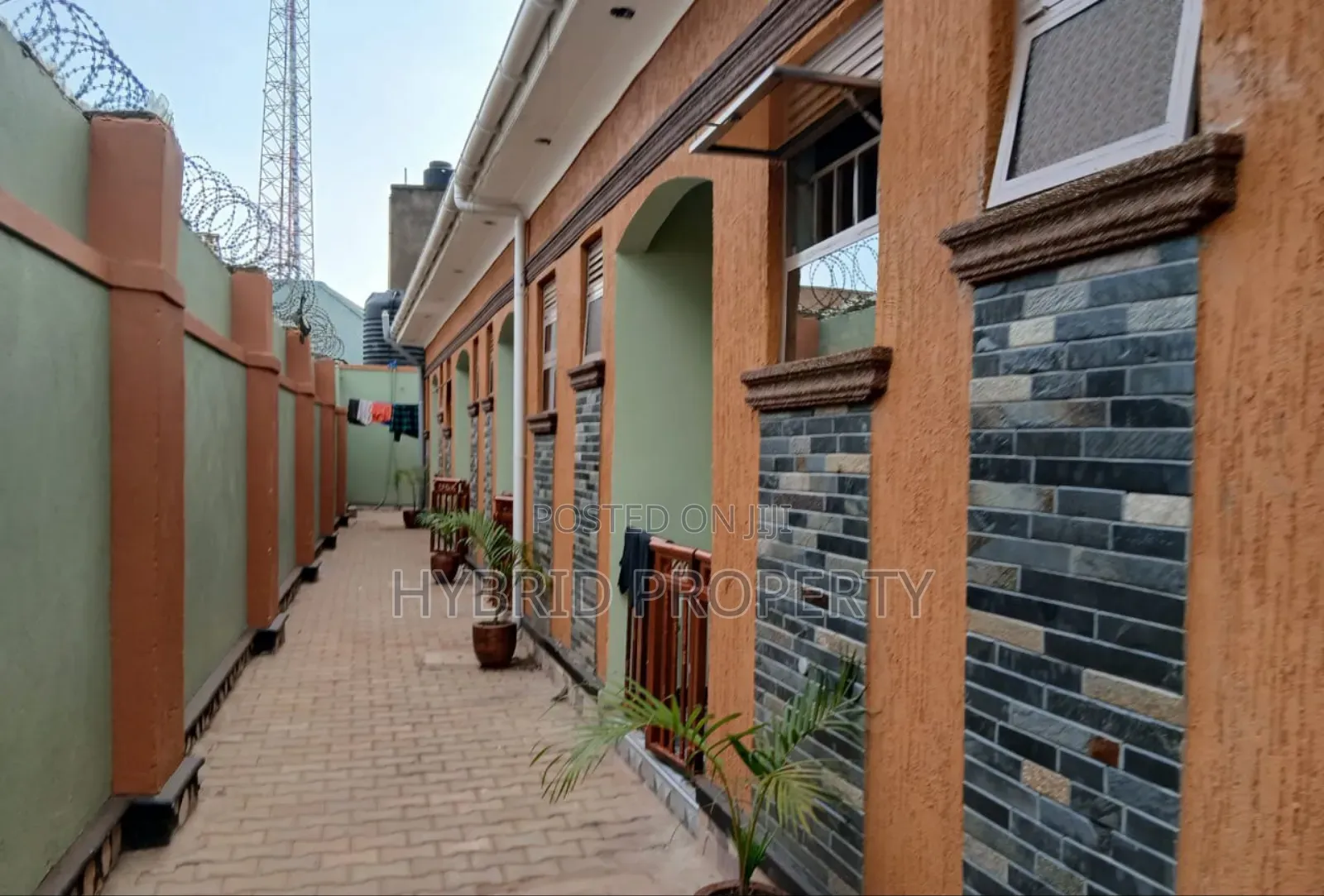 5bdrm Apartment in Nansana Along Hoima for sale