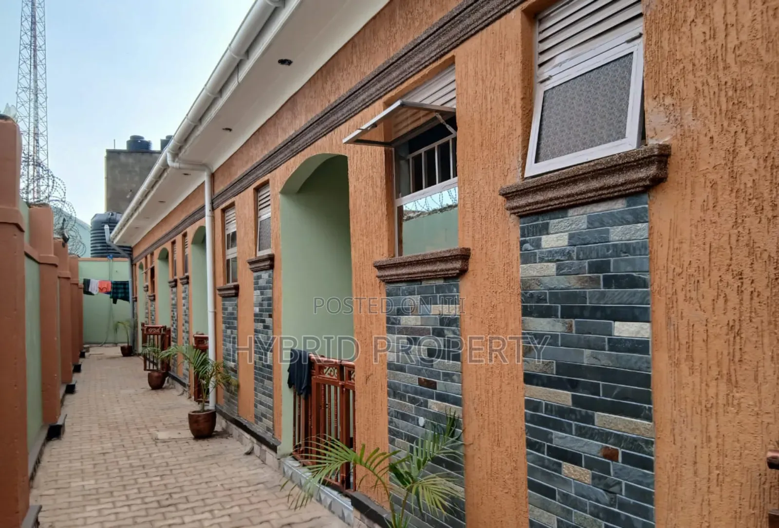 5bdrm Apartment in Nansana Along Hoima for sale