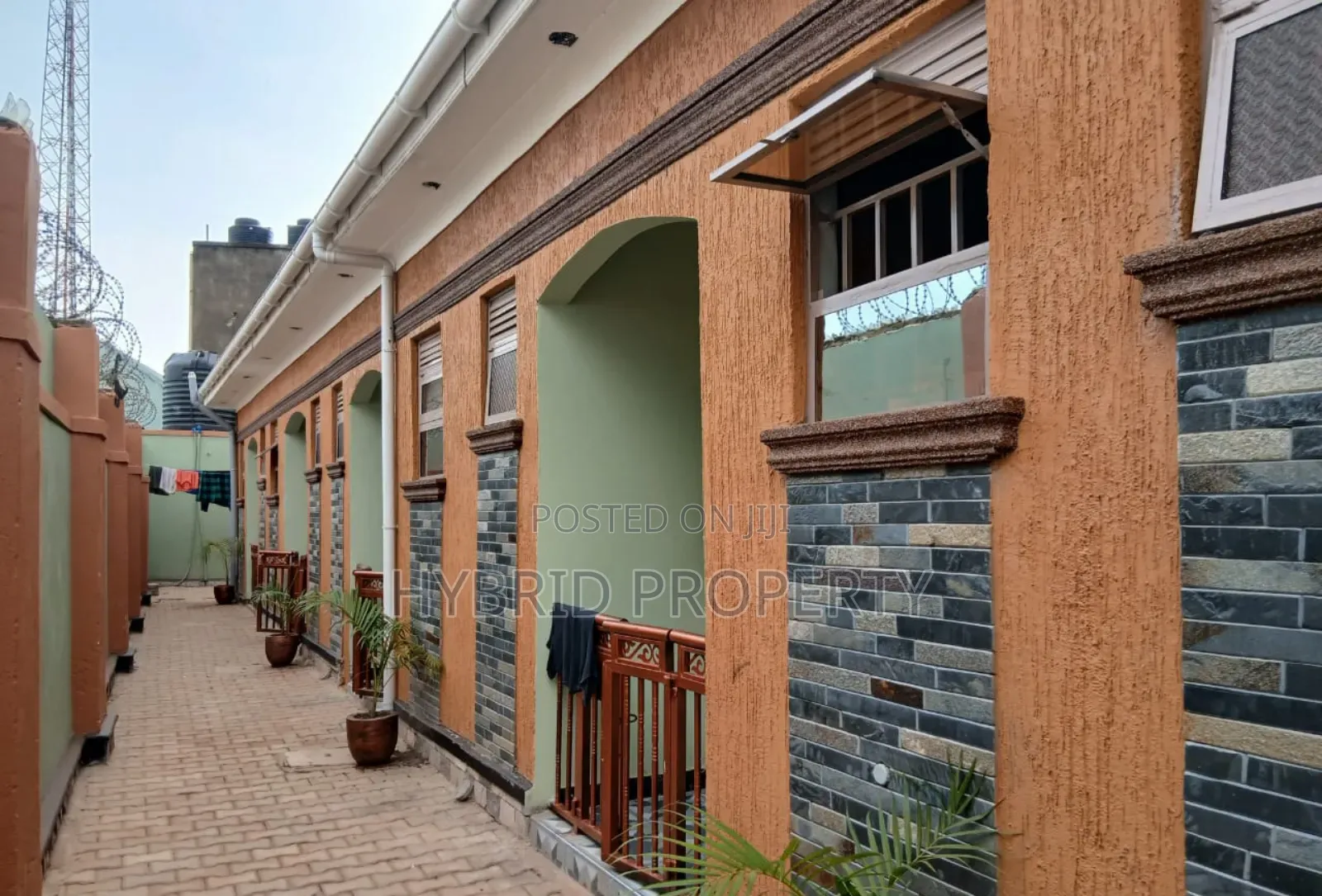 5bdrm Apartment in Nansana Along Hoima for sale
