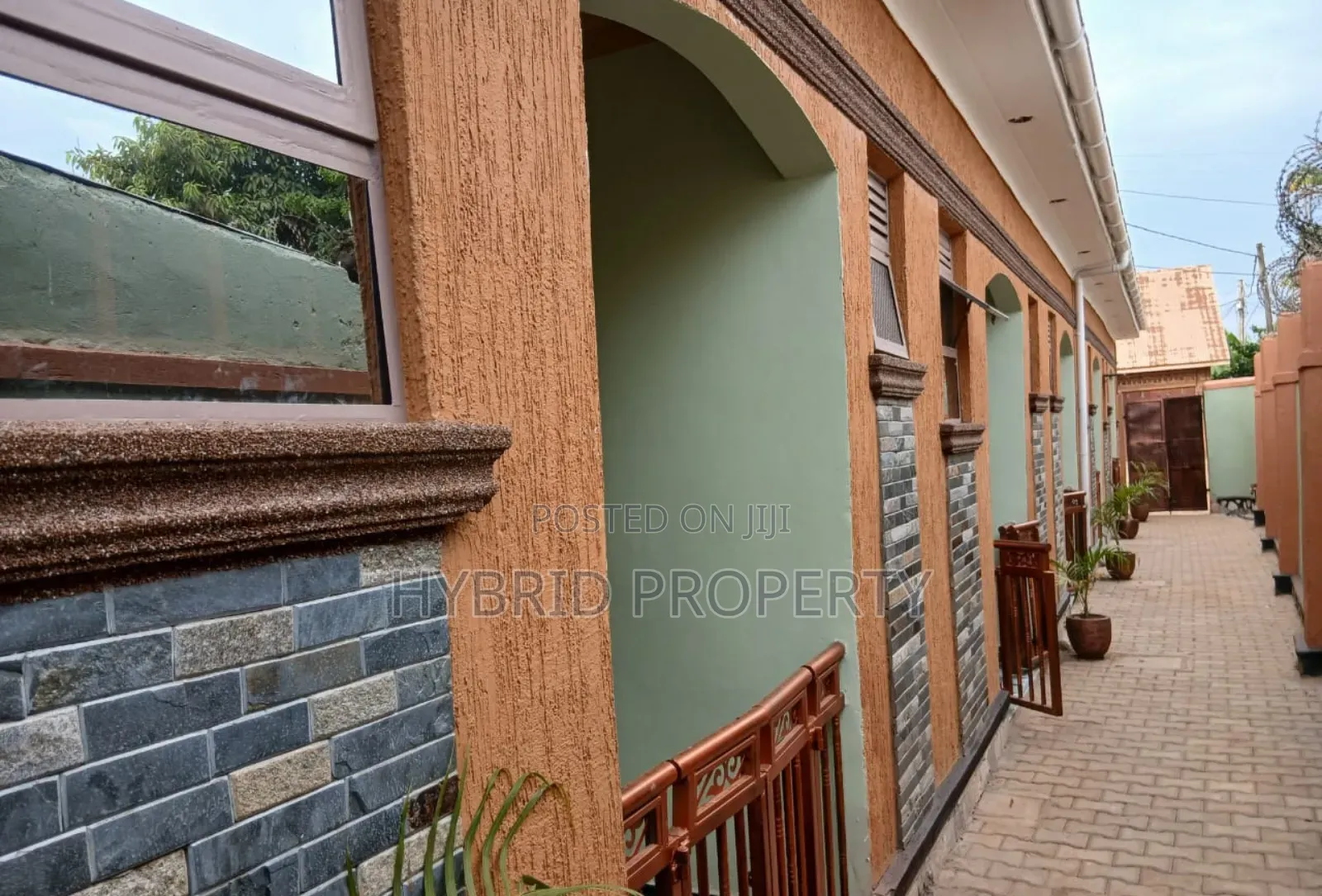 5bdrm Apartment in Nansana Along Hoima for sale