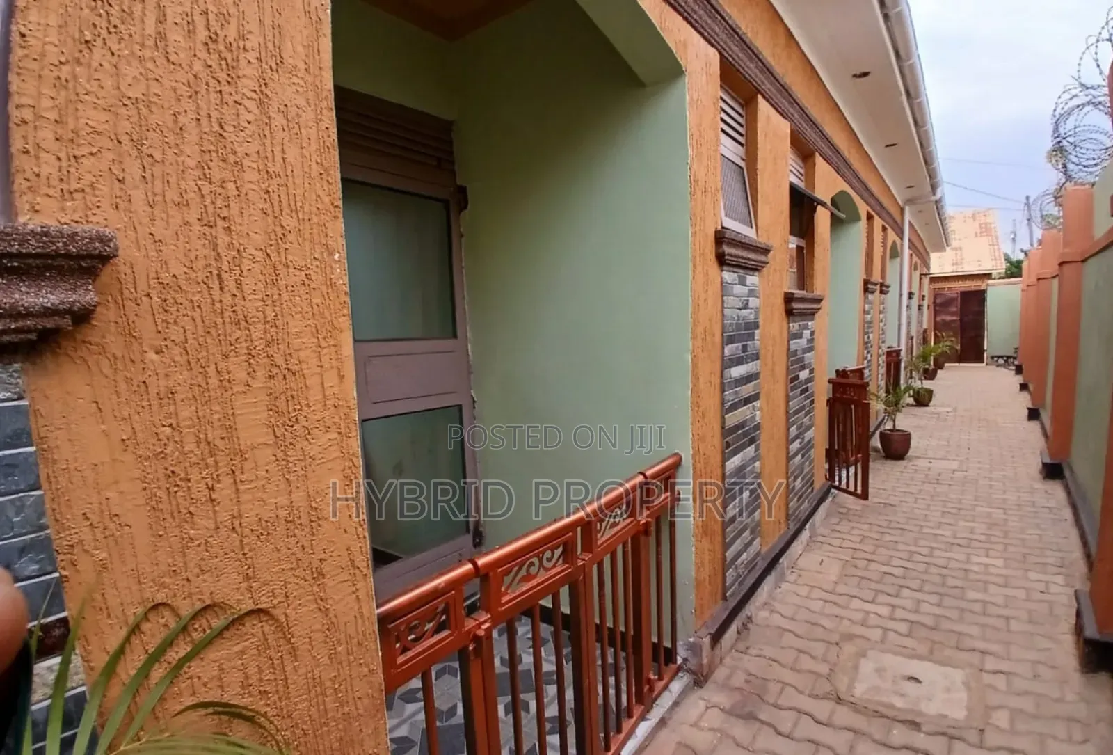 5bdrm Apartment in Nansana Along Hoima for sale