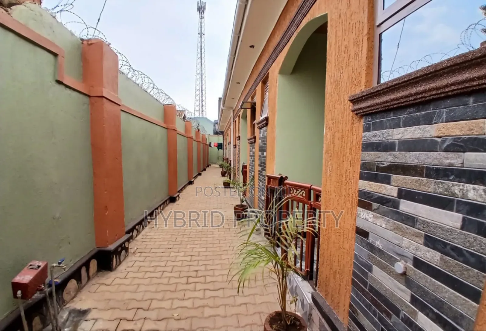 5bdrm Apartment in Nansana Along Hoima for sale