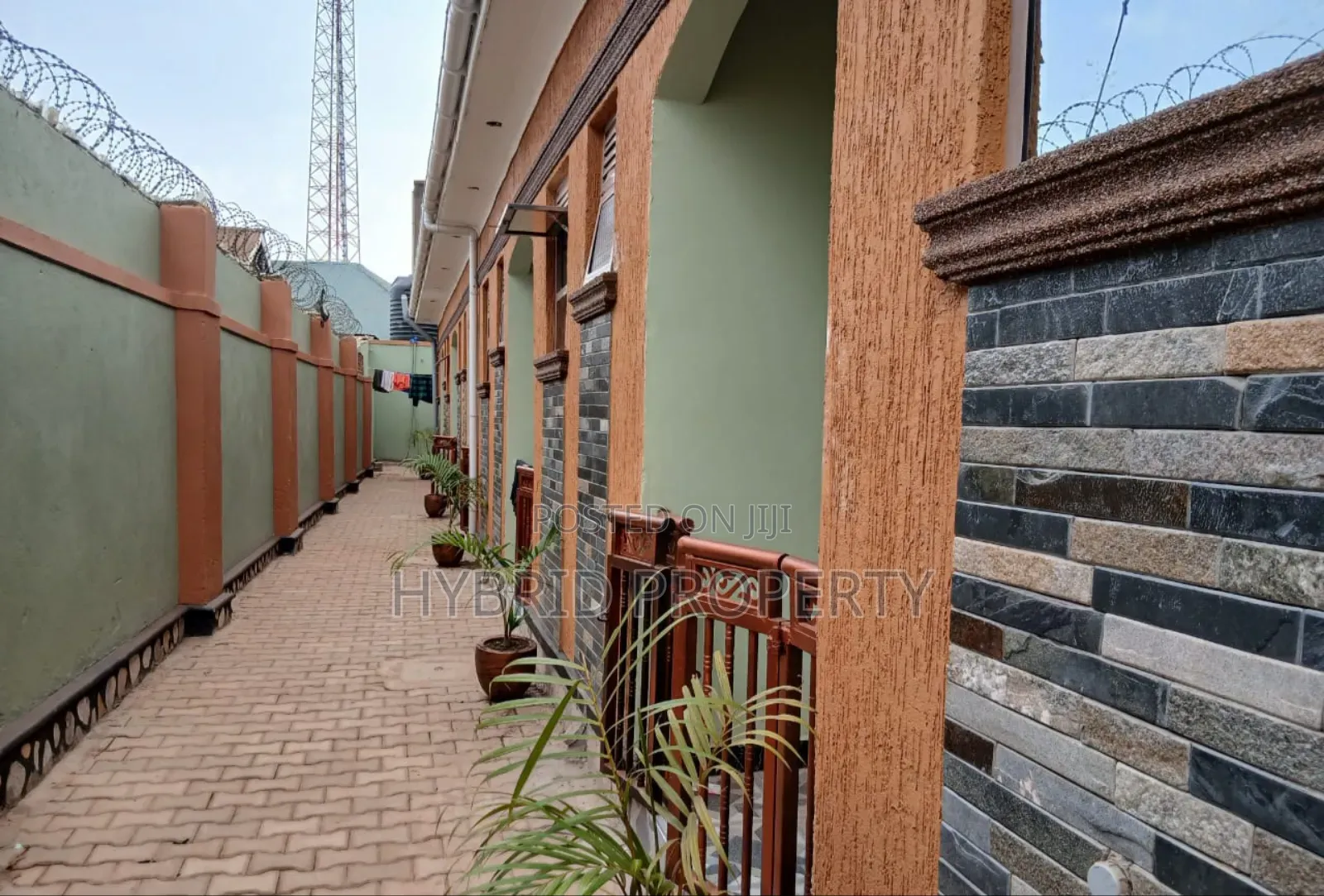 5bdrm Apartment in Nansana Along Hoima for sale
