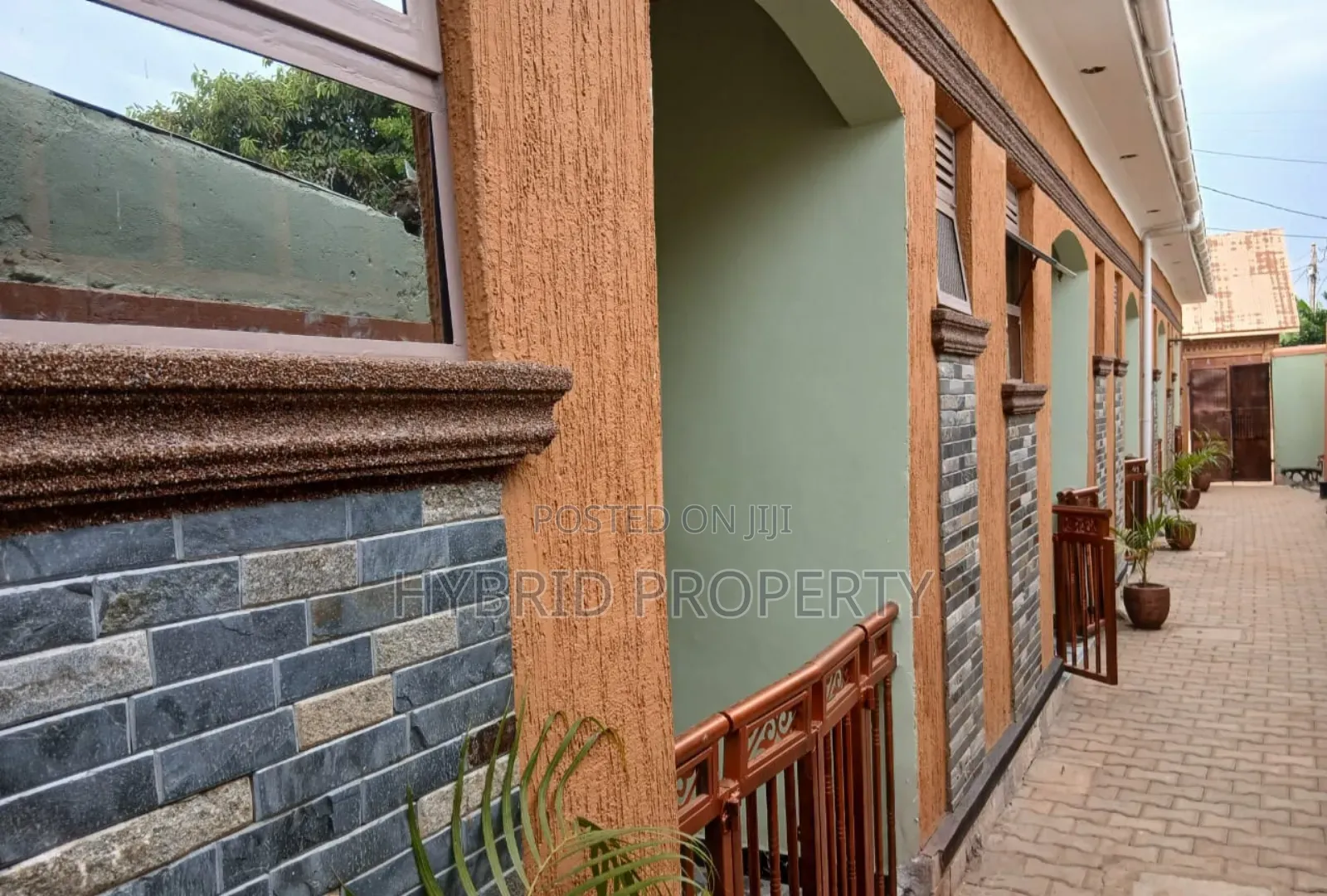 5bdrm Apartment in Nansana Along Hoima for sale