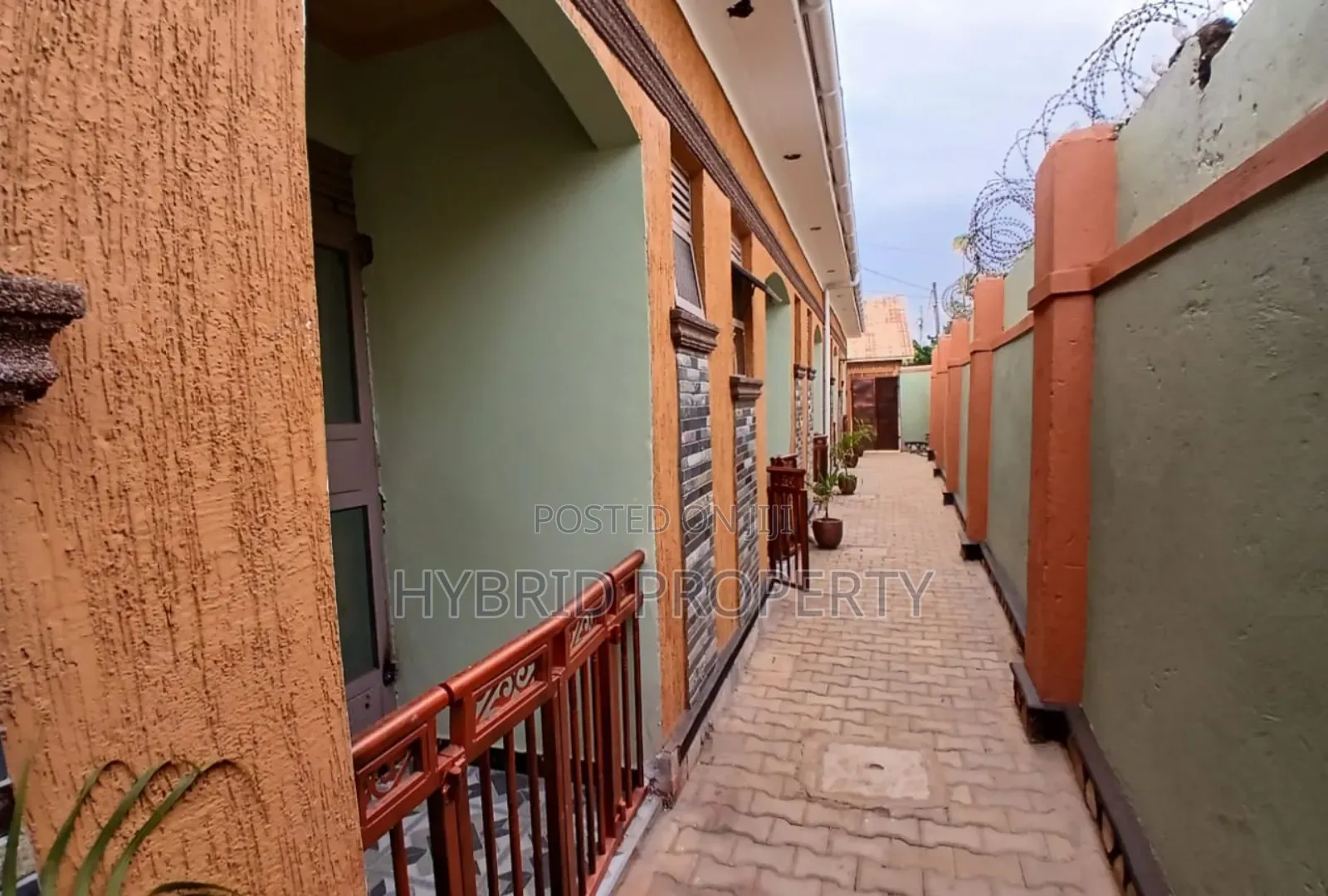 5bdrm Apartment in Nansana Along Hoima for sale