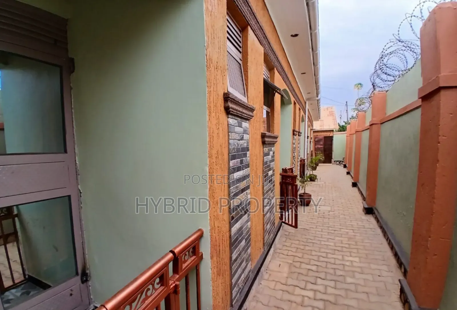 5bdrm Apartment in Nansana Along Hoima for sale