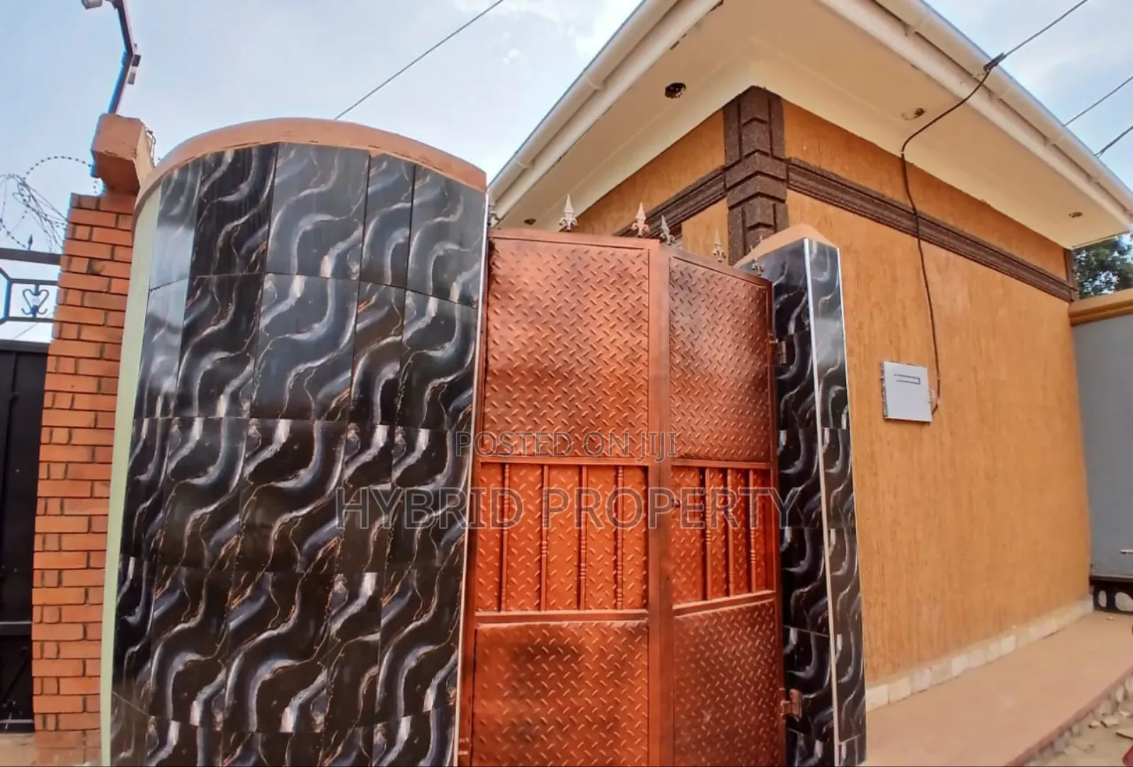 5bdrm Apartment in Nansana Along Hoima for sale