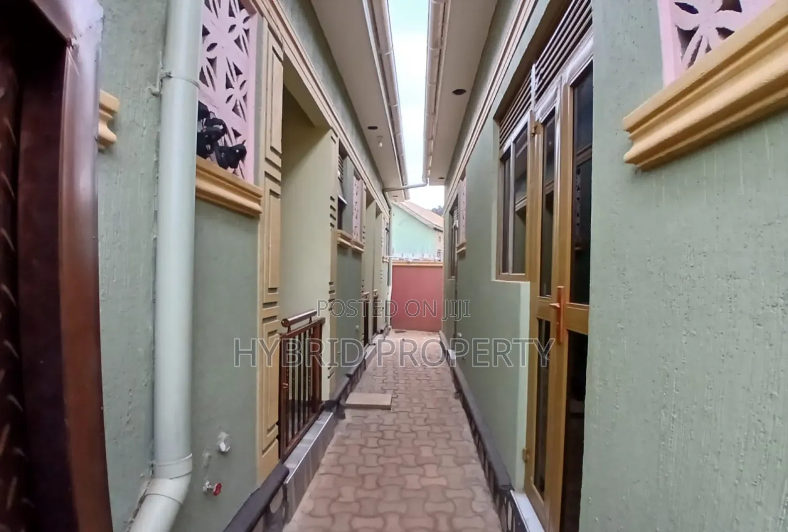 5bdrm Apartment in Nansana Along Hoima for sale