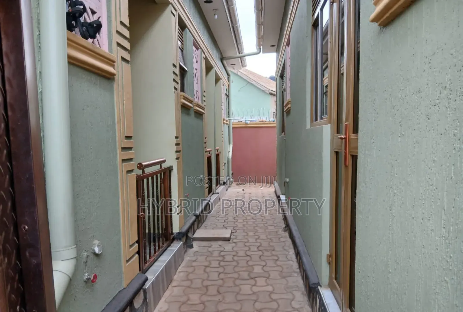 5bdrm Apartment in Nansana Along Hoima for sale