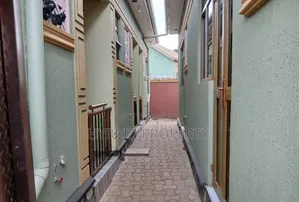 5bdrm Apartment in Nansana Along Hoima for sale