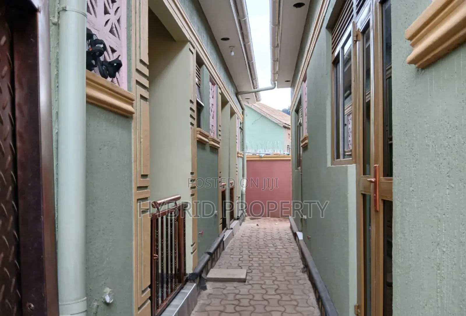 5bdrm Apartment in Nansana Along Hoima for sale