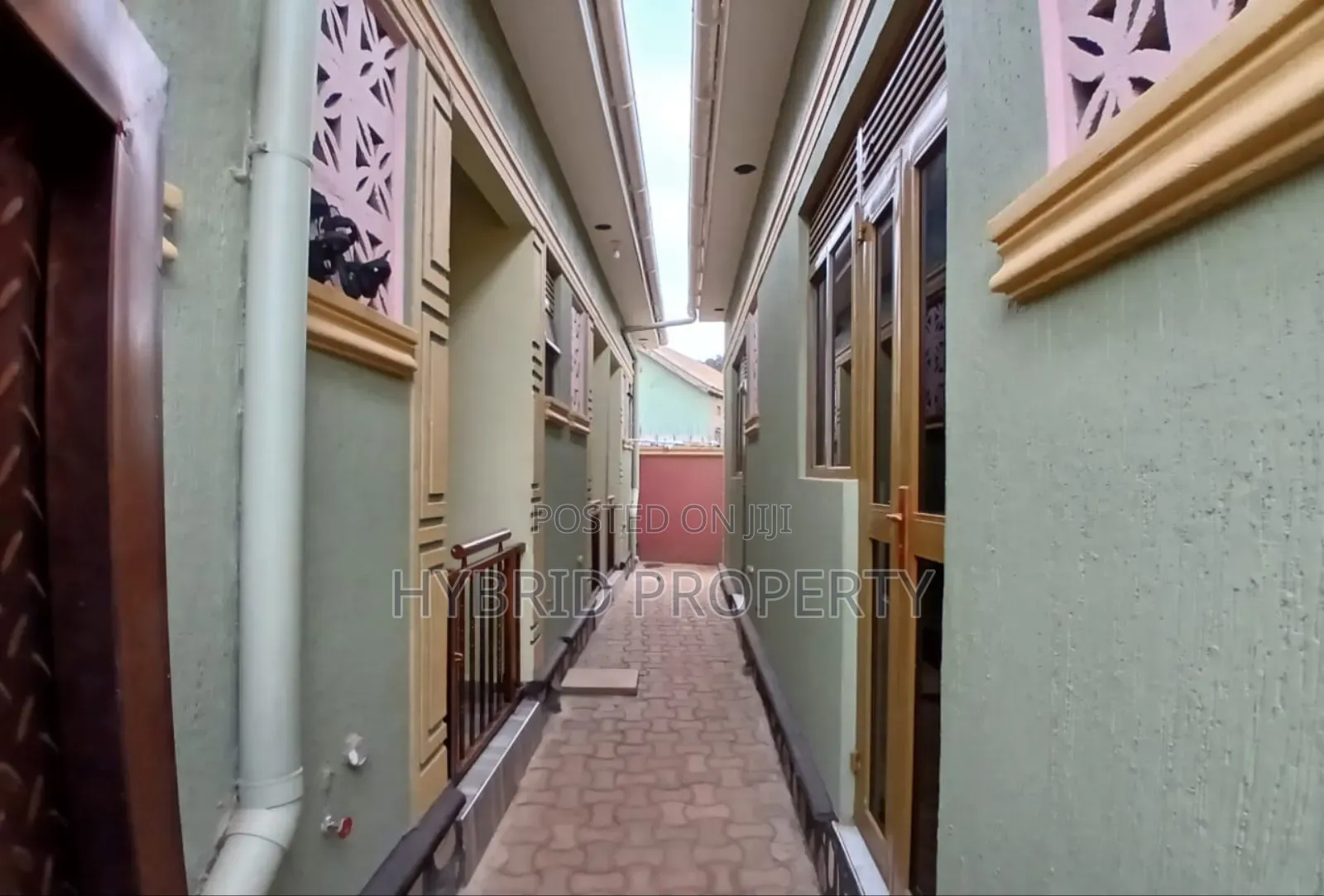 5bdrm Apartment in Nansana Along Hoima for sale