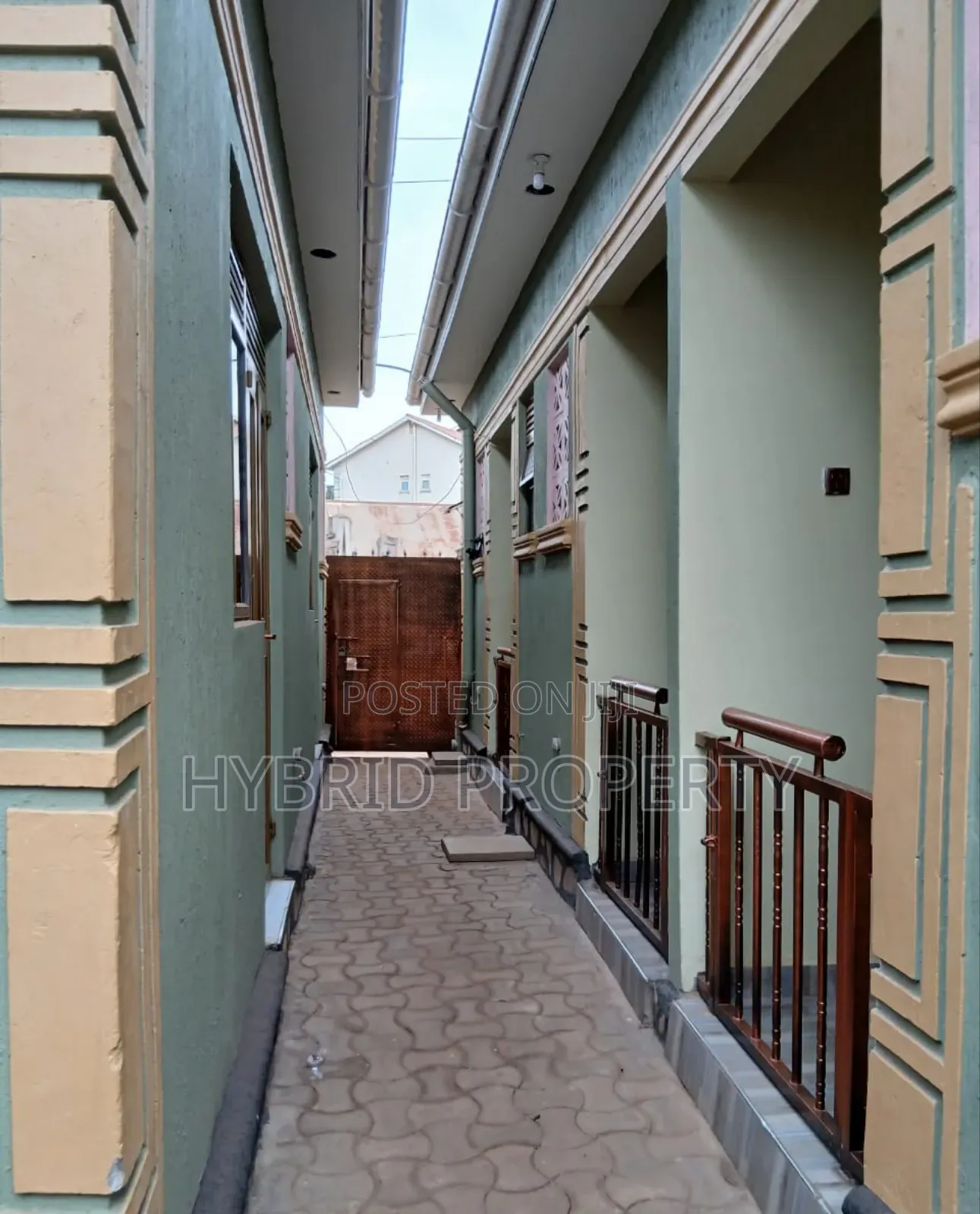 5bdrm Apartment in Nansana Along Hoima for sale