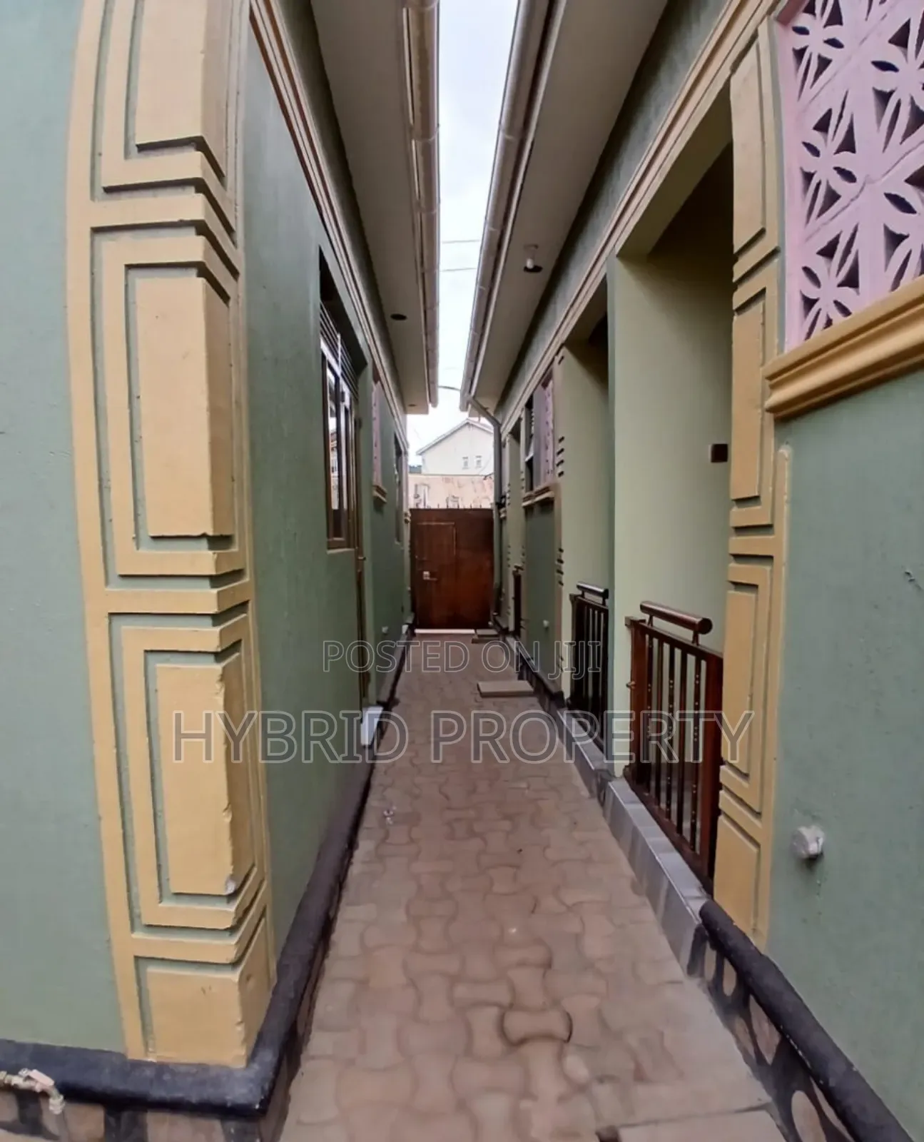 5bdrm Apartment in Nansana Along Hoima for sale