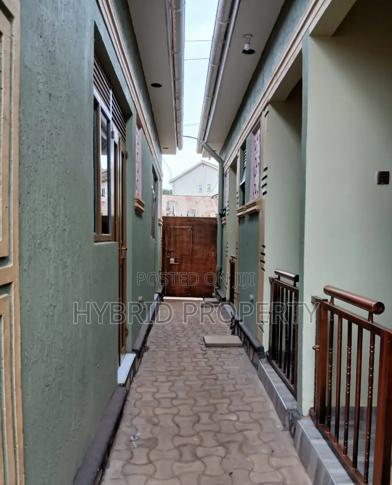 5bdrm Apartment in Nansana Along Hoima for sale