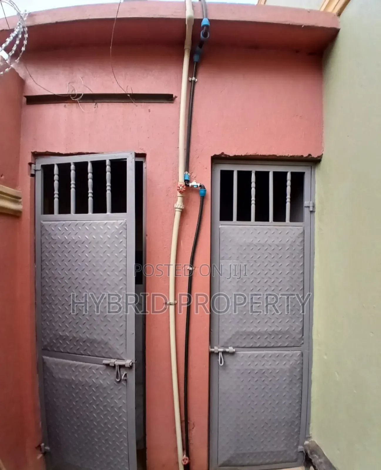 5bdrm Apartment in Nansana Along Hoima for sale