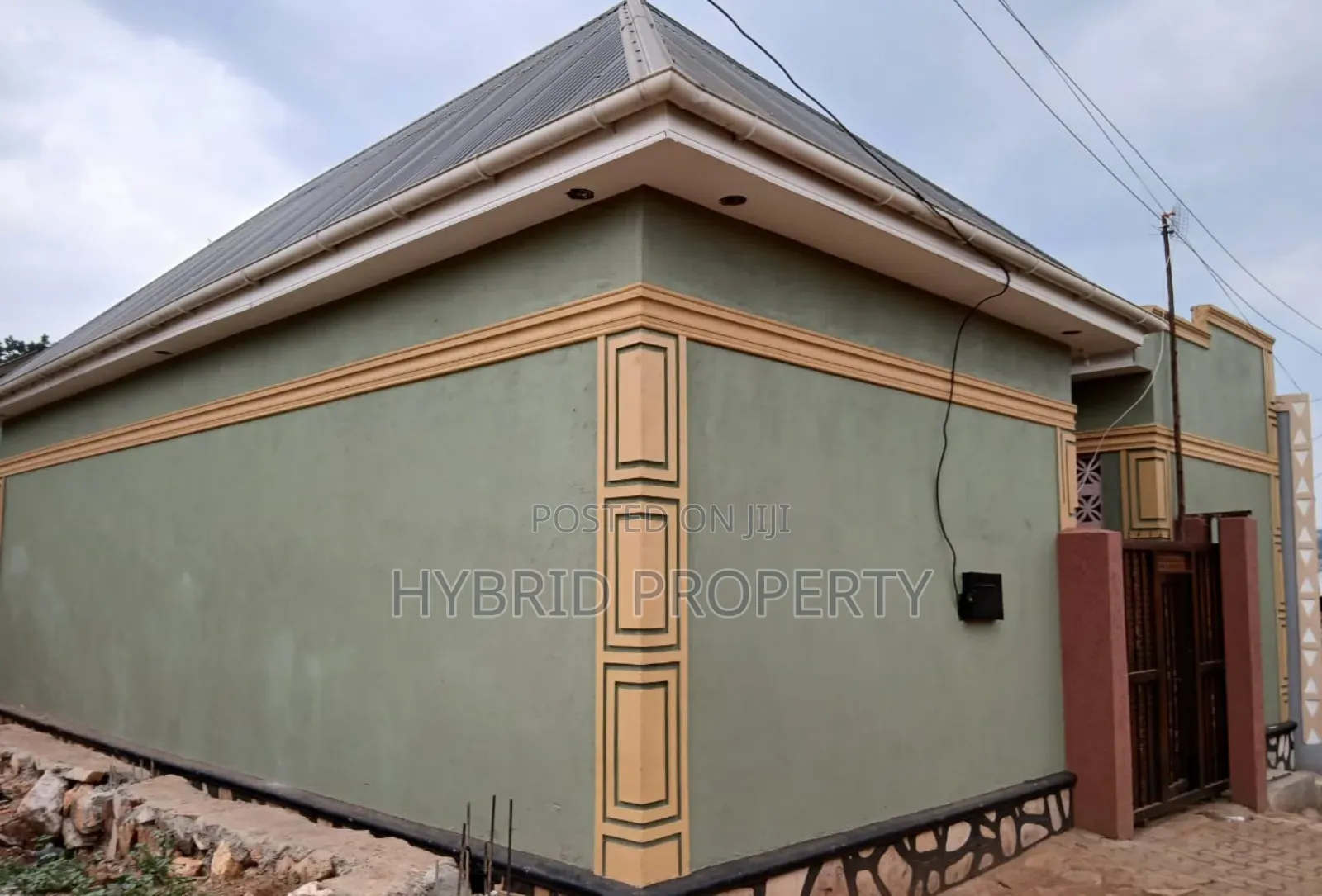 5bdrm Apartment in Nansana Along Hoima for sale