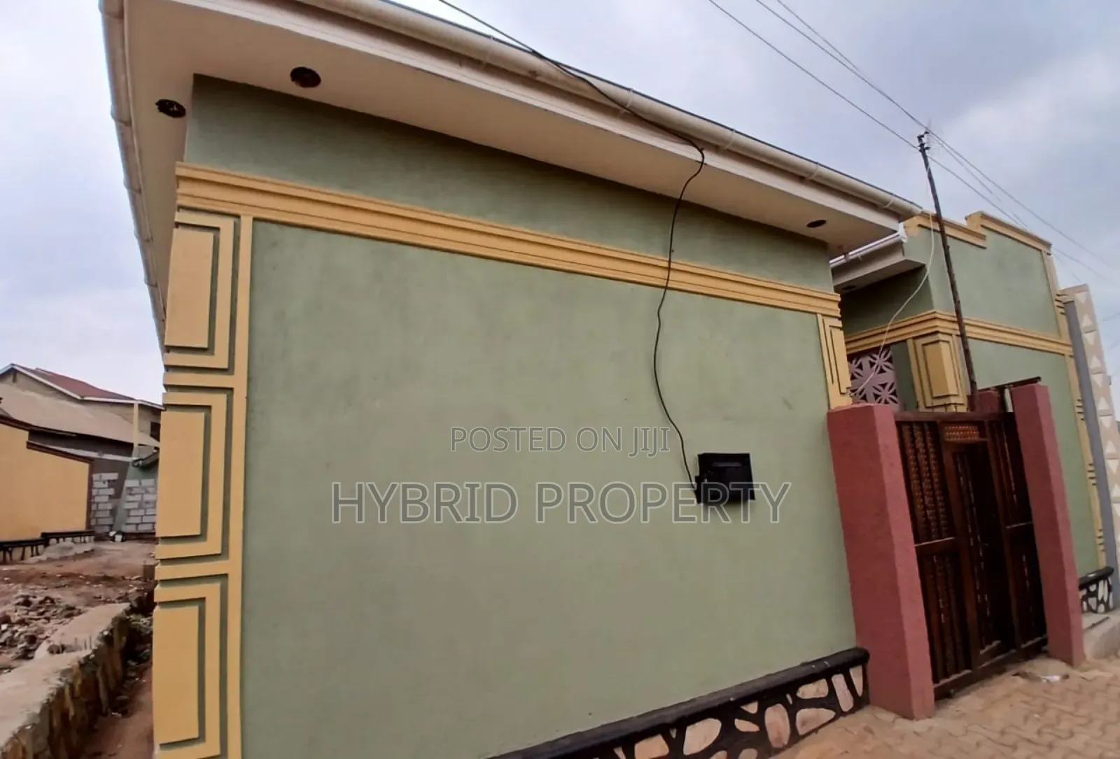 5bdrm Apartment in Nansana Along Hoima for sale