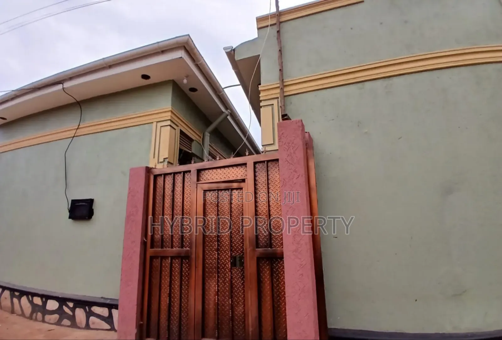 5bdrm Apartment in Nansana Along Hoima for sale