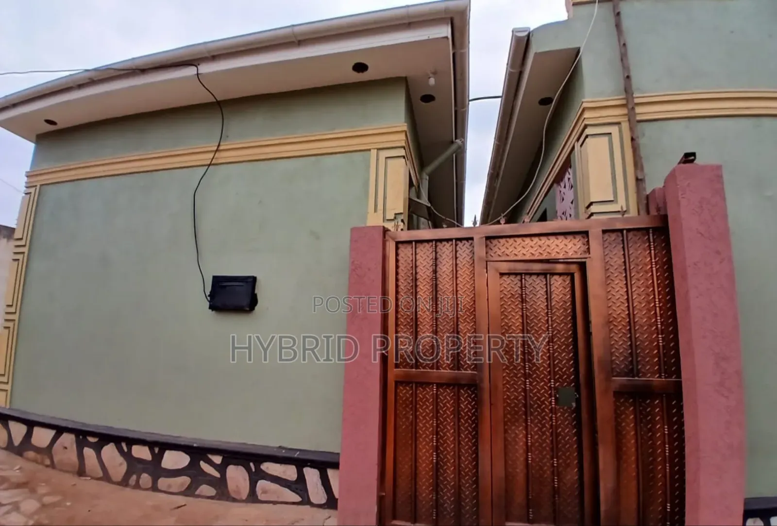 5bdrm Apartment in Nansana Along Hoima for sale