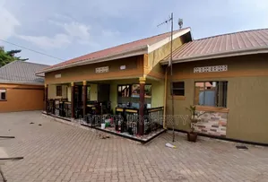 8bdrm Apartment in Nansana Along Hoima for sale