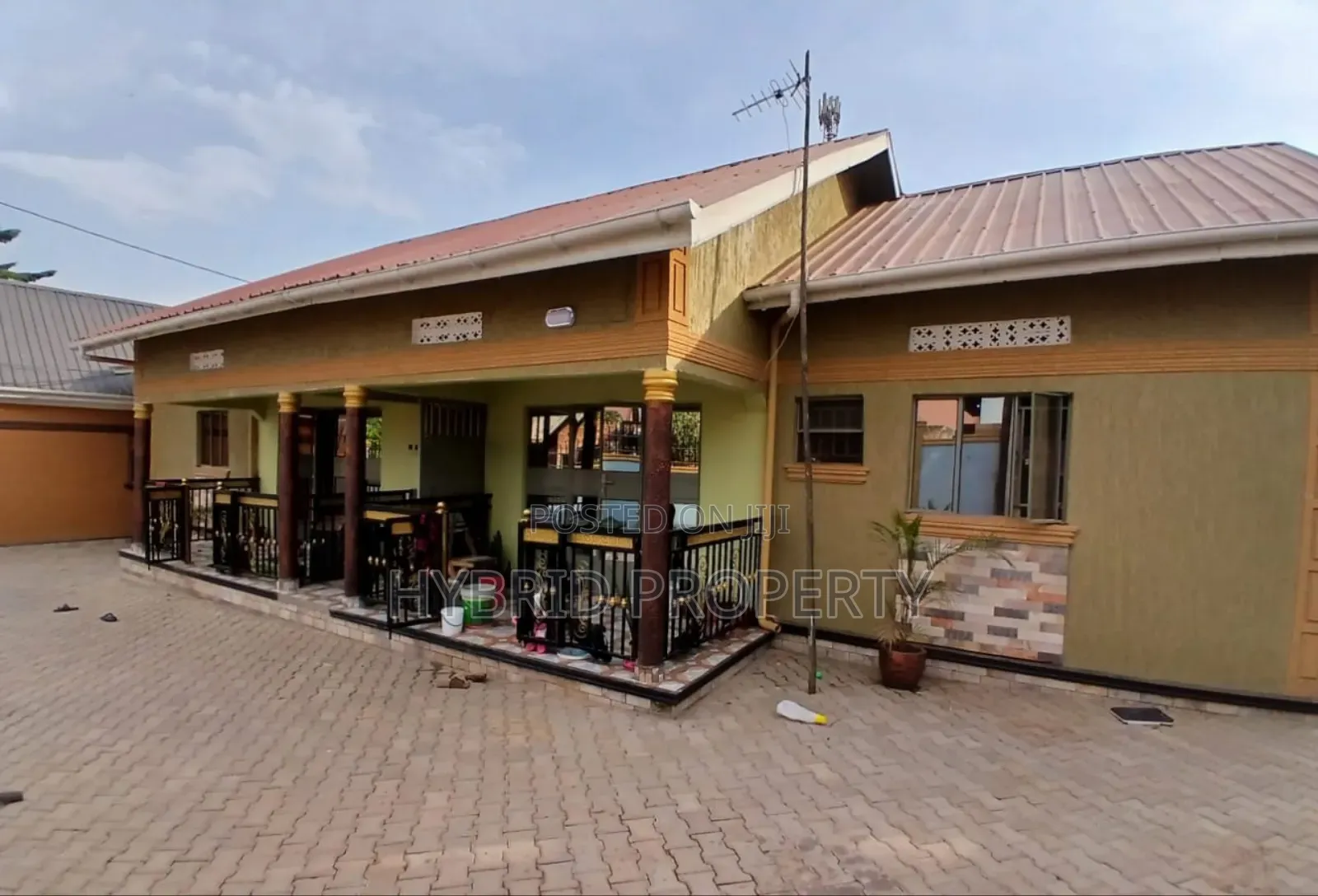 8bdrm Apartment in Nansana Along Hoima for sale