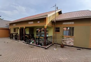 8bdrm Apartment in Nansana Along Hoima for sale