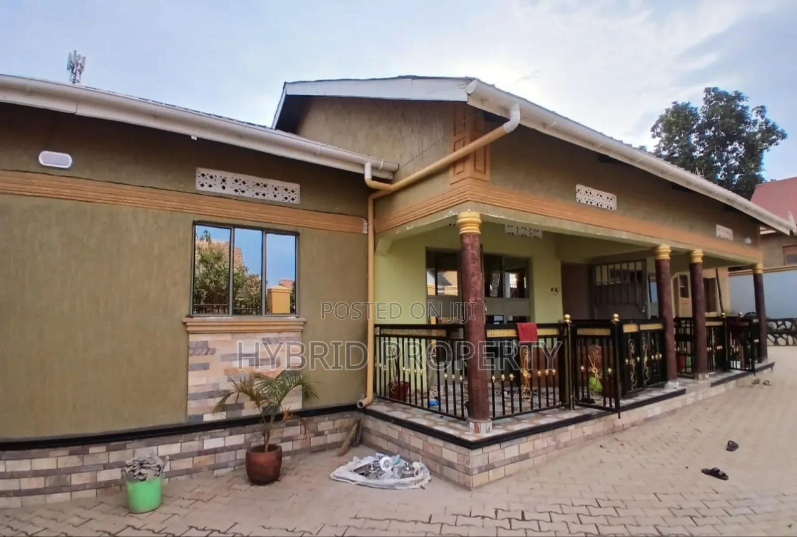8bdrm Apartment in Nansana Along Hoima for sale