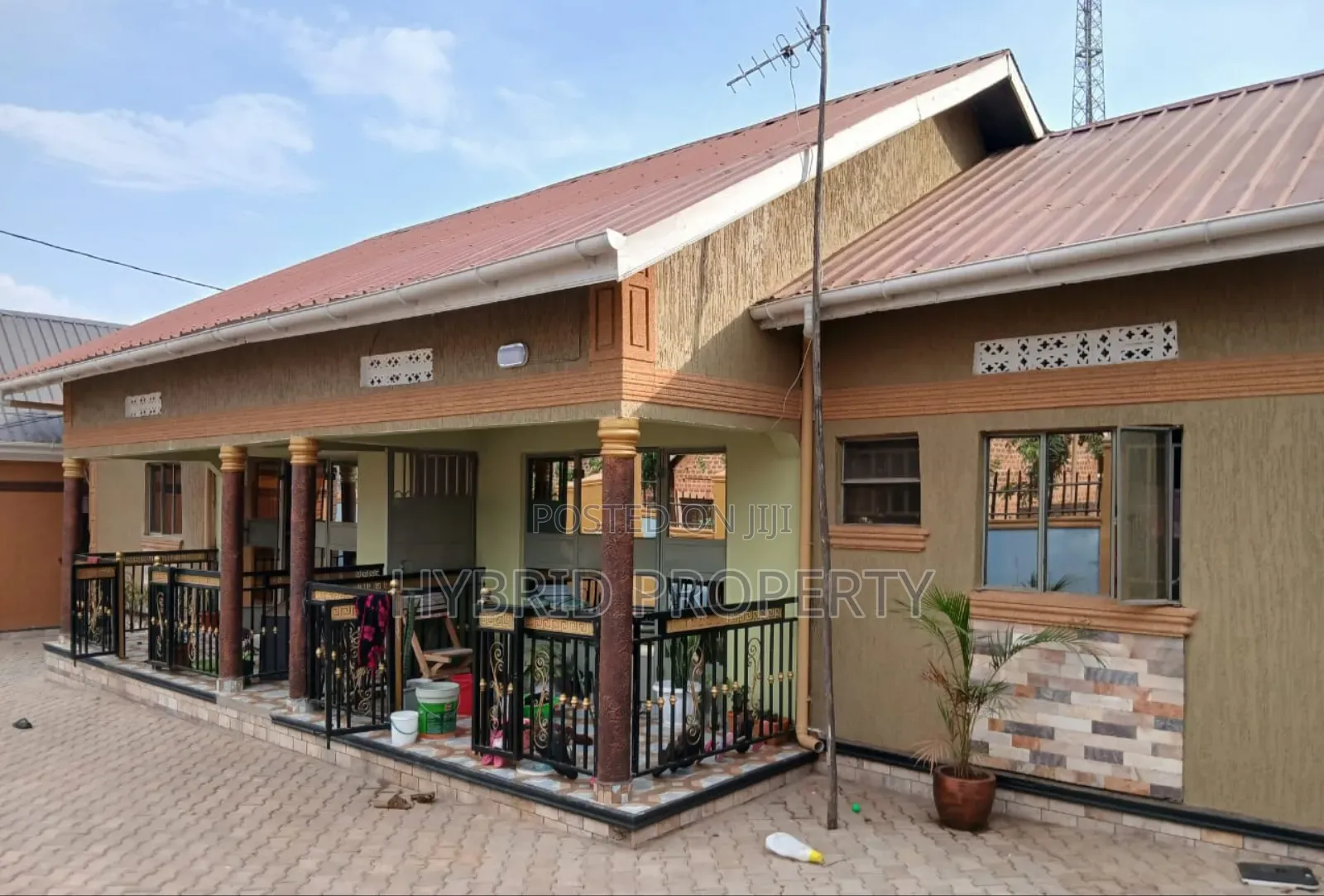 8bdrm Apartment in Nansana Along Hoima for sale
