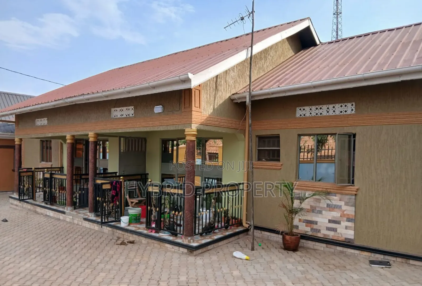 8bdrm Apartment in Nansana Along Hoima for sale