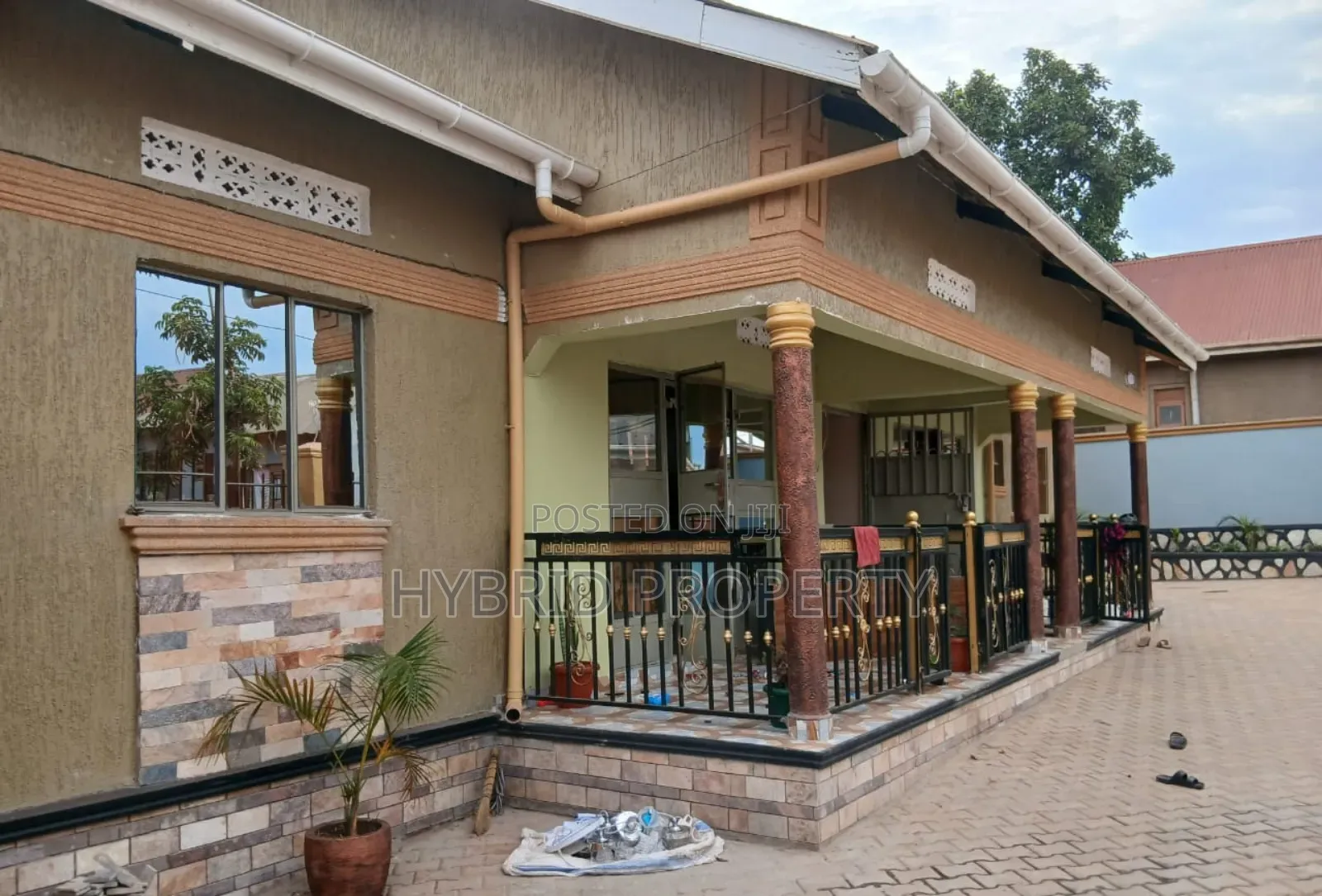 8bdrm Apartment in Nansana Along Hoima for sale