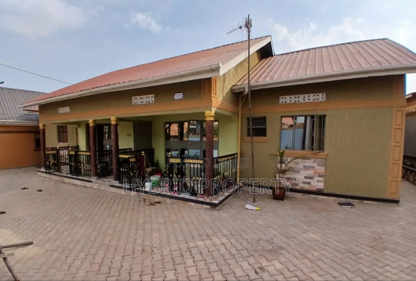8bdrm Apartment in Nansana Along Hoima for sale