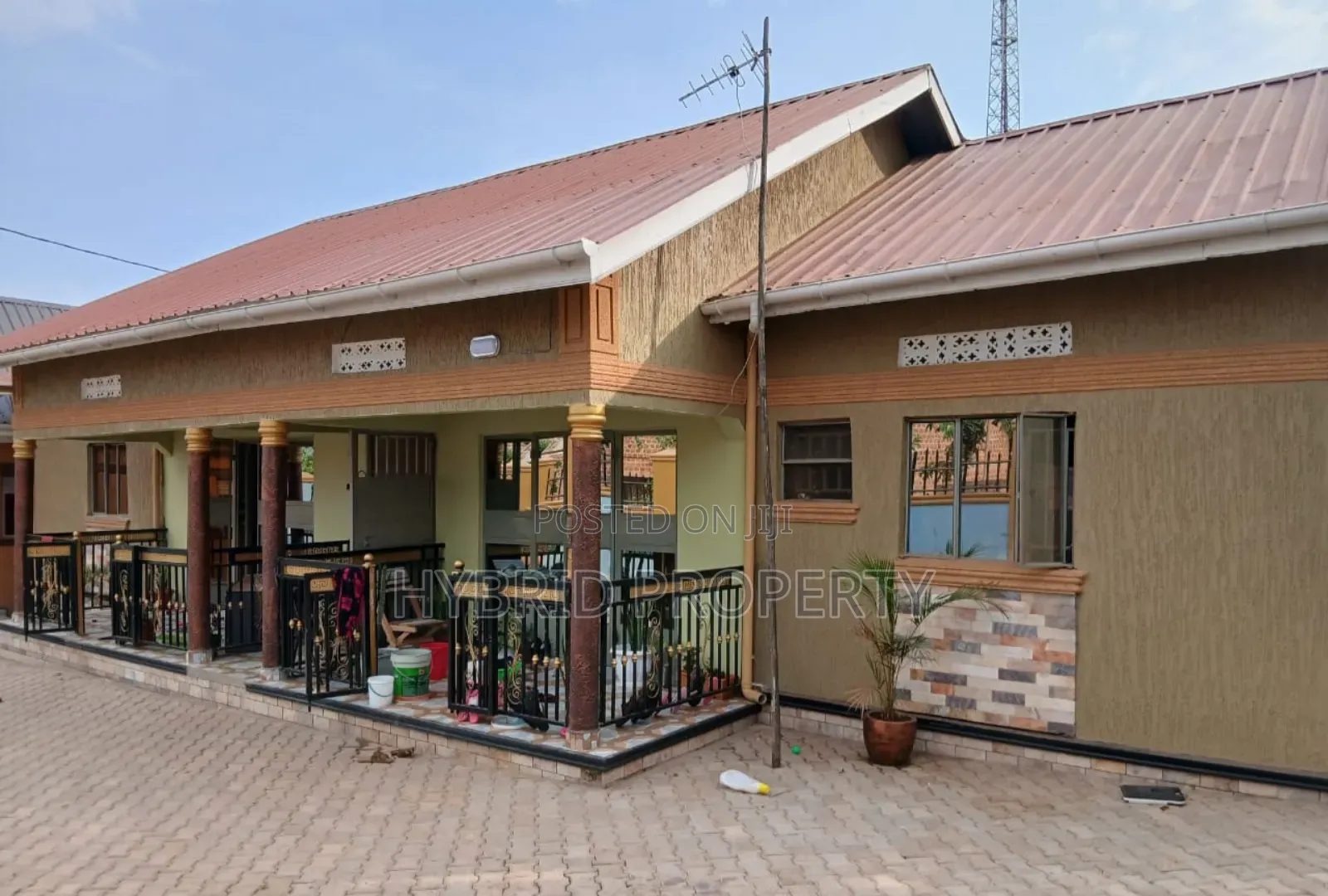 8bdrm Apartment in Nansana Along Hoima for sale