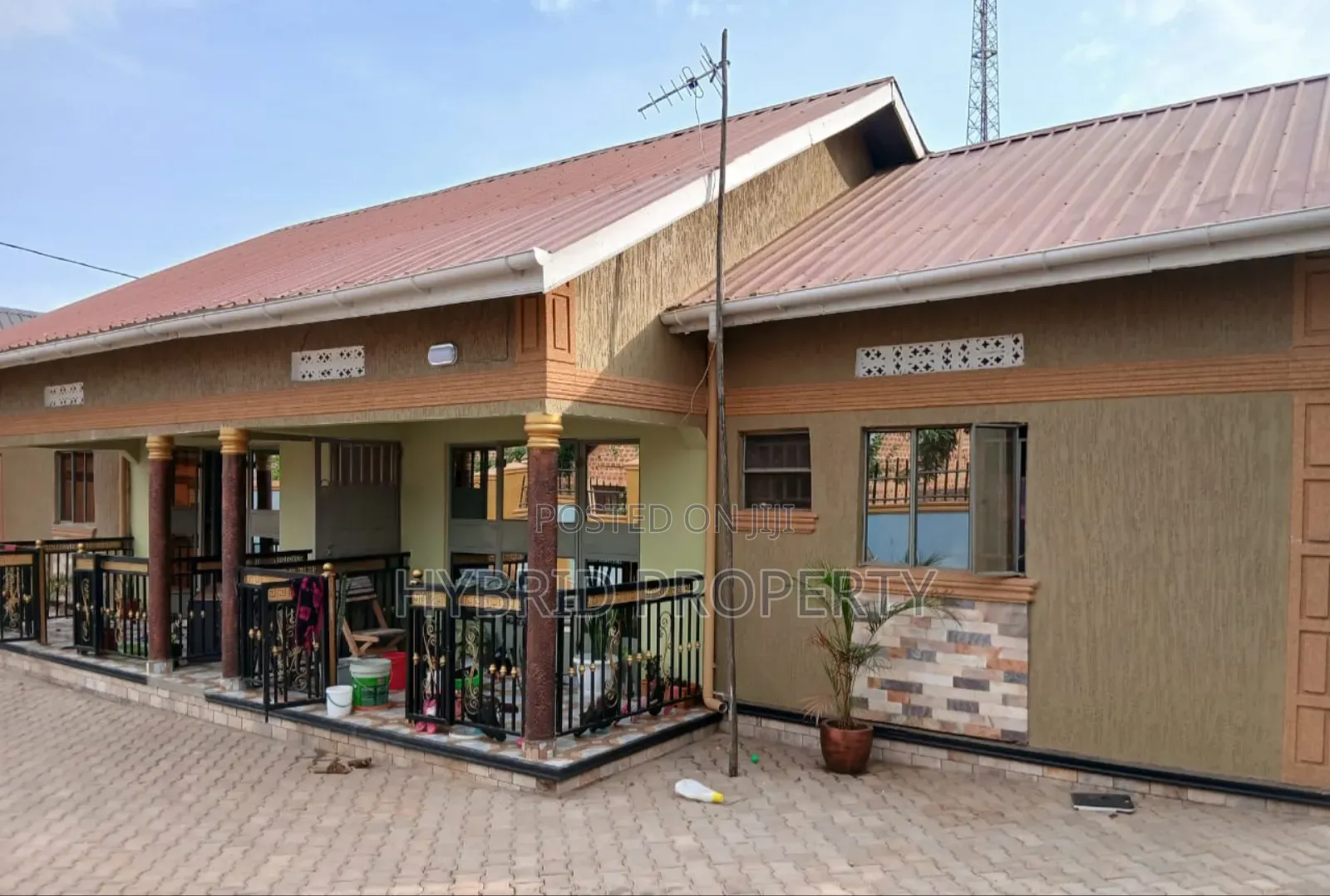 8bdrm Apartment in Nansana Along Hoima for sale