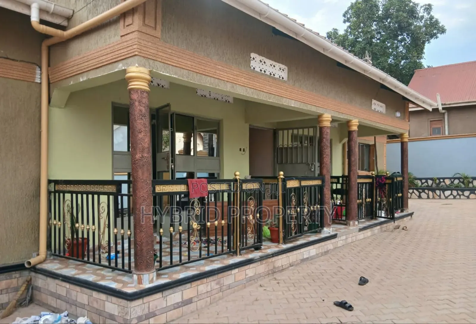 8bdrm Apartment in Nansana Along Hoima for sale
