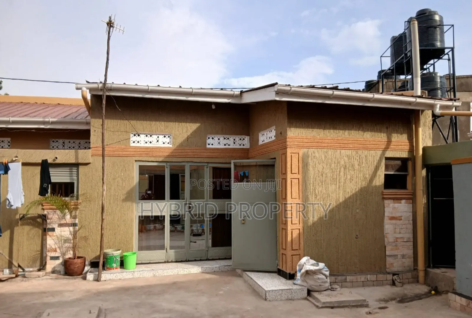 8bdrm Apartment in Nansana Along Hoima for sale